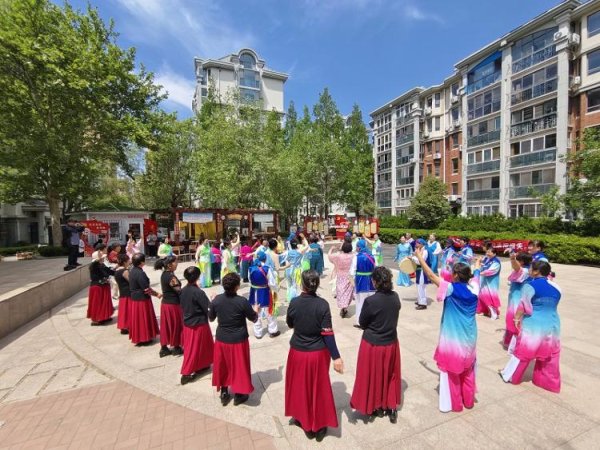 天臣配资 同心欢歌聚邻里 石榴花开映初心 青岛市李沧区虎山路街道百通馨苑社区举办庆“五一”国际劳动节暨多民族联谊会成立18周年文艺汇演