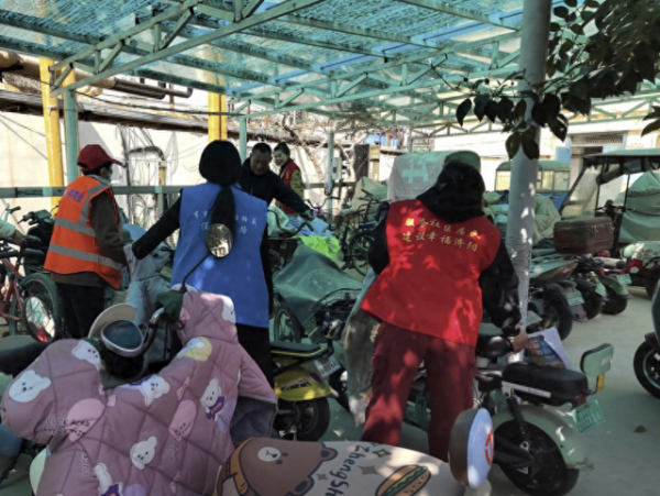 一鼎盈 济阳街道南门社区开展僵尸车清理行动