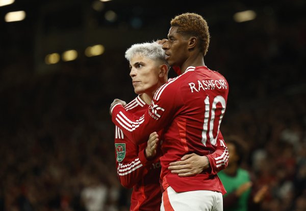 蜂窝配资 曼晚：拉什福德和加纳乔在曼联基地训练，两人均在等待转会