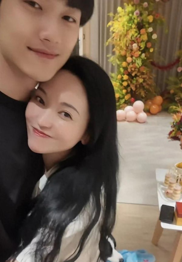 闪牛 金莎42岁为小17岁男友办生日派对，甜蜜搂抱似同龄人，你信吗？